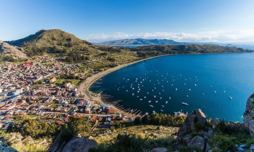 Danau Titicaca: Mutiara Andes dengan Pulau-Pulau Terapungnya