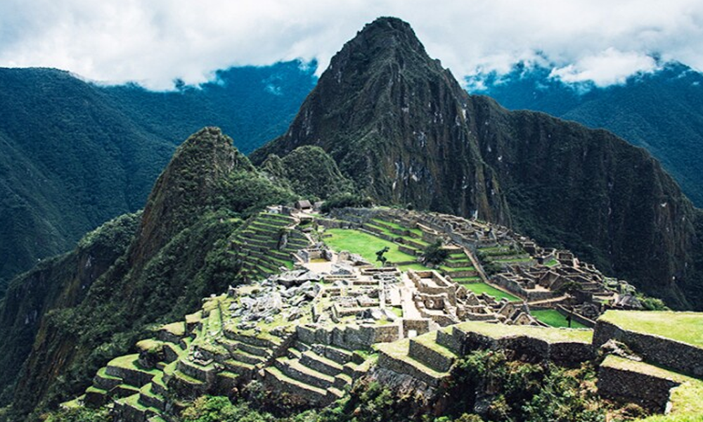 Huayna Picchu: Puncak Kemegahan di Atas Machu Picchu