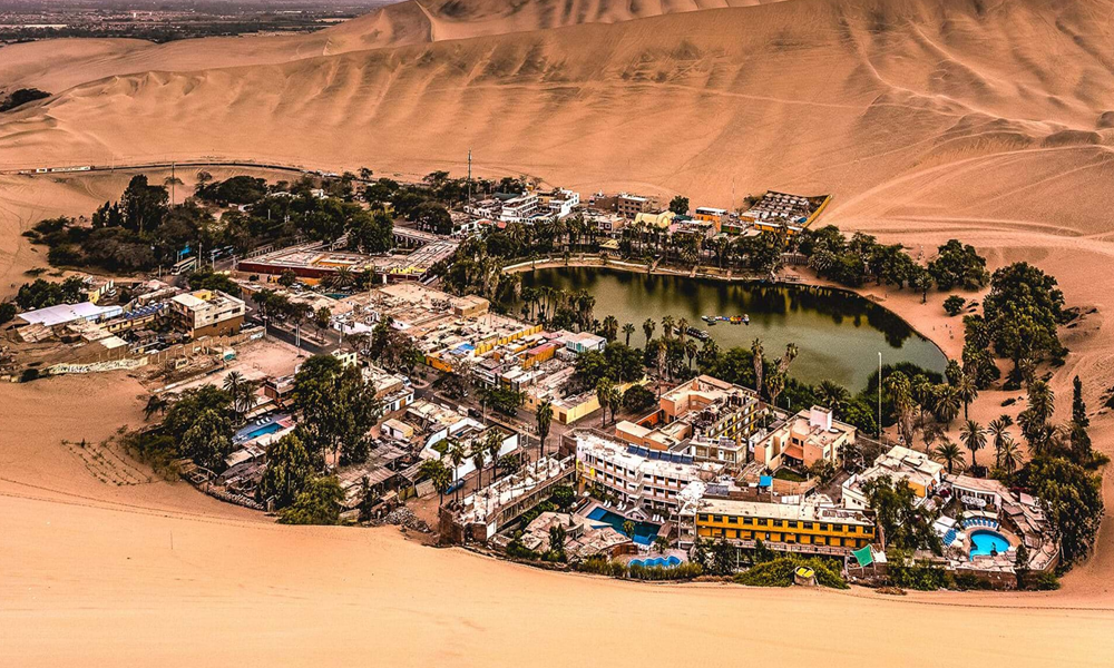 Sandboarding di Huacachina: Petualangan di Gurun Pasir Peru